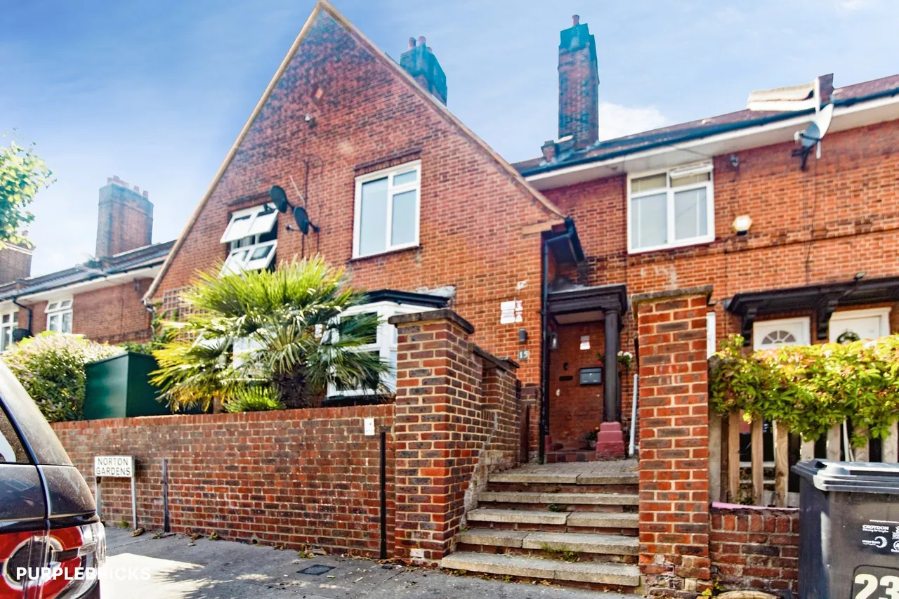 Norton Gardens, Norbury, SW16, photo 2