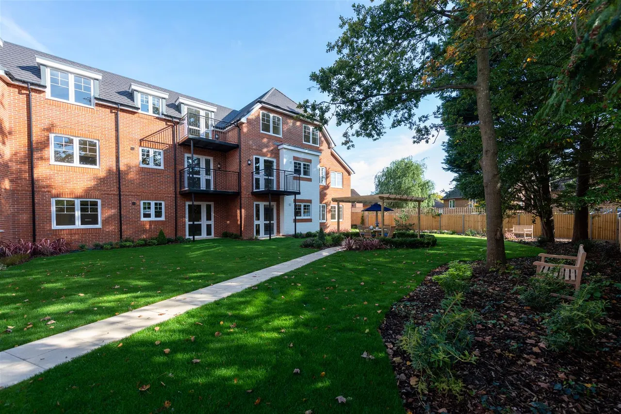 London Road, Bagshot, GU19, photo 9