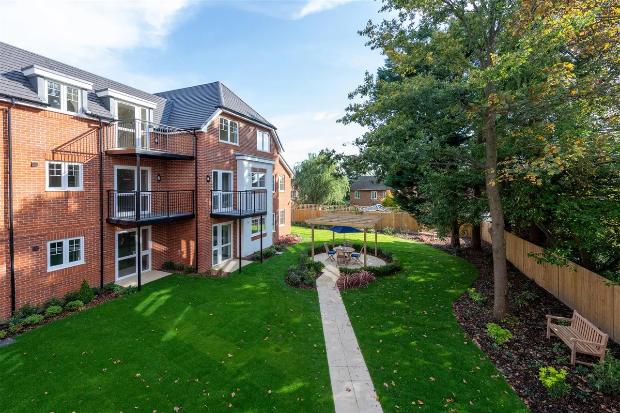London Road, Bagshot, GU19, photo 10