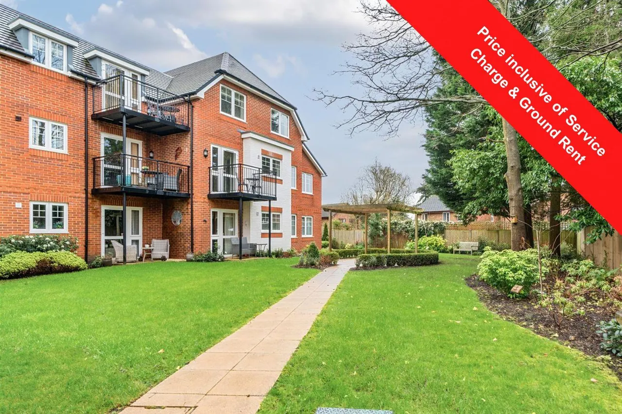 2 bed flat to rent, London Road, Bagshot, GU19