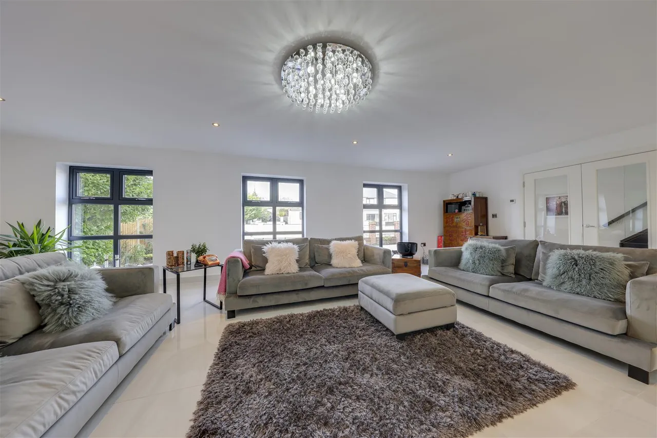 Bed Main House plus 2 Bed Annexe -Total a huge, 300sqft, photo 11