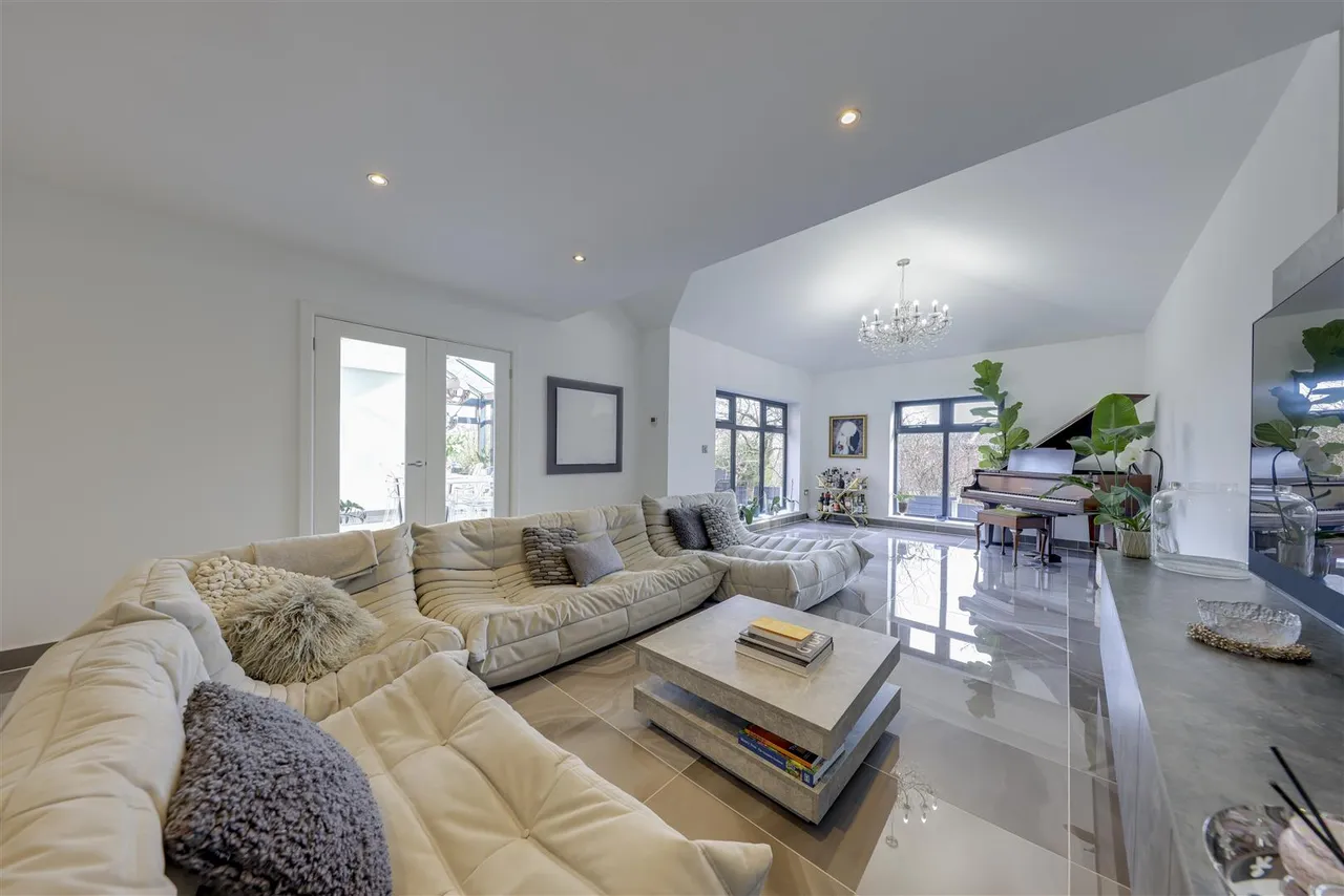 Bed Main House plus 2 Bed Annexe -Total a huge, 300sqft, photo 5