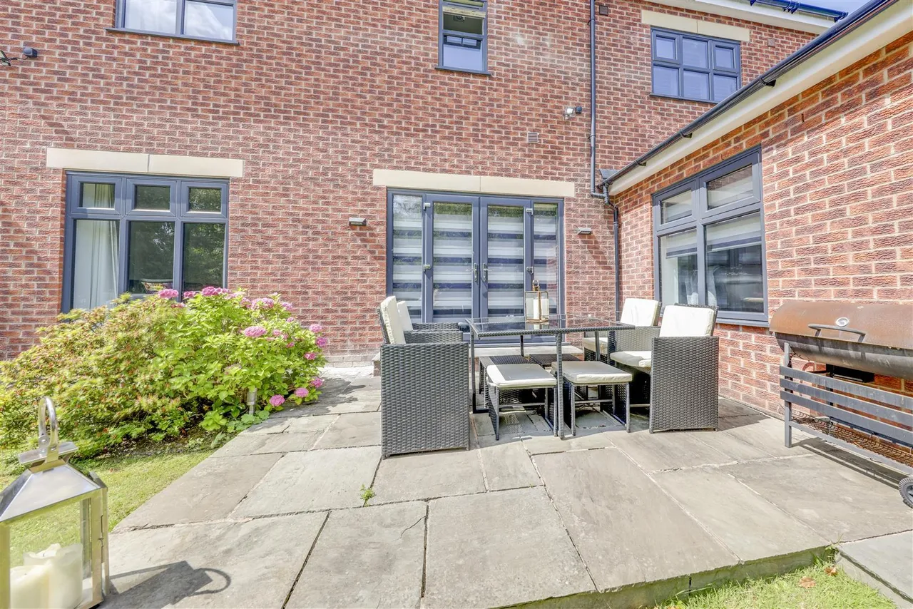 Bed Main House plus 2 Bed Annexe -Total a huge, 300sqft, photo 40
