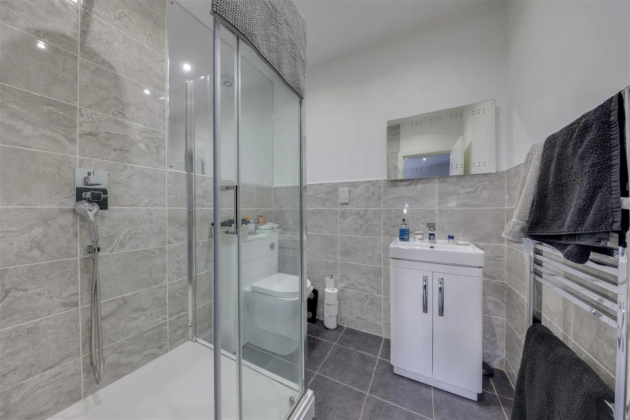 Bed Main House plus 2 Bed Annexe -Total a huge, 300sqft, photo 37