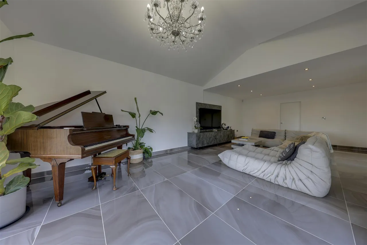 Bed Main House plus 2 Bed Annexe -Total a huge, 300sqft, photo 19