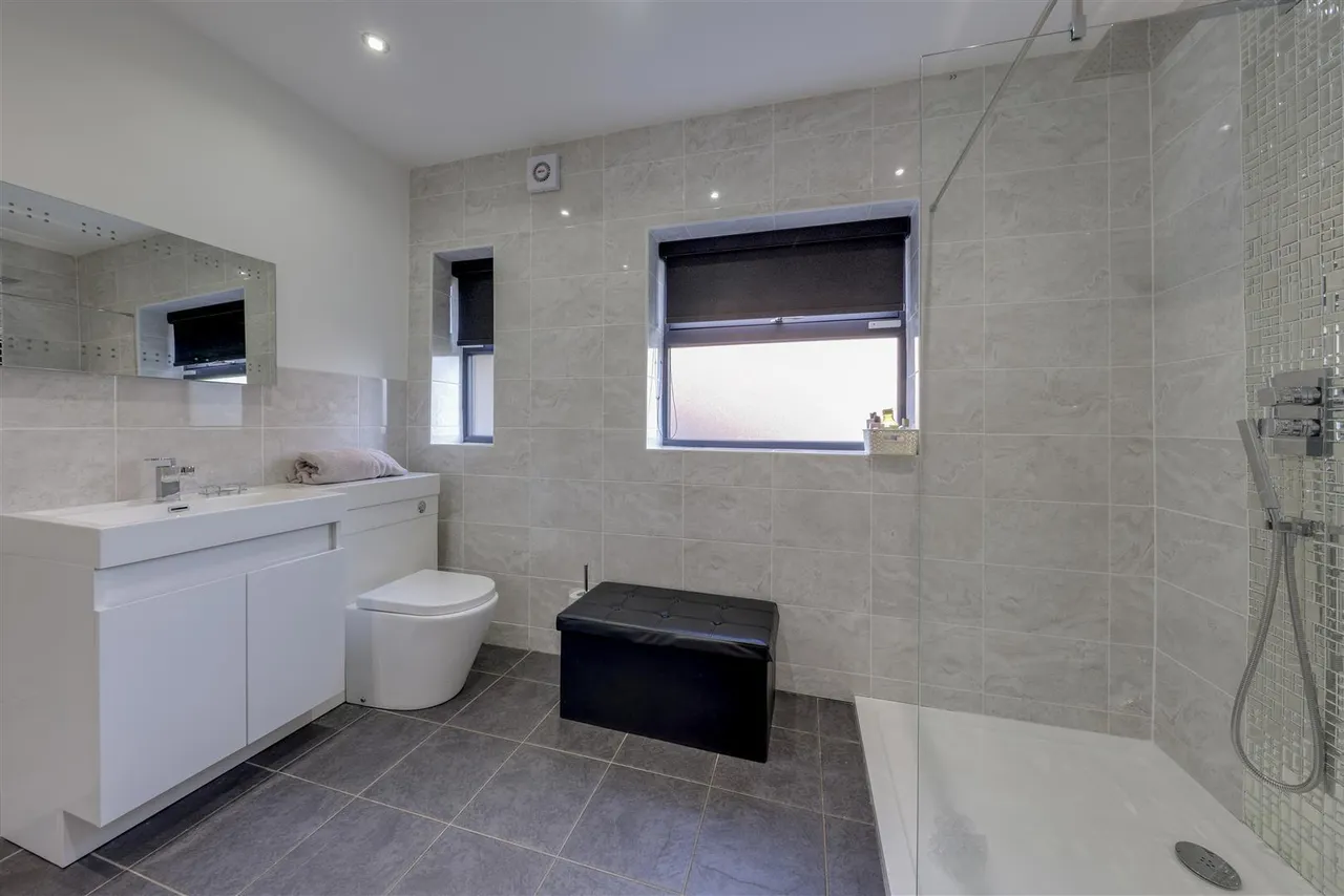 Bed Main House plus 2 Bed Annexe -Total a huge, 300sqft, photo 35