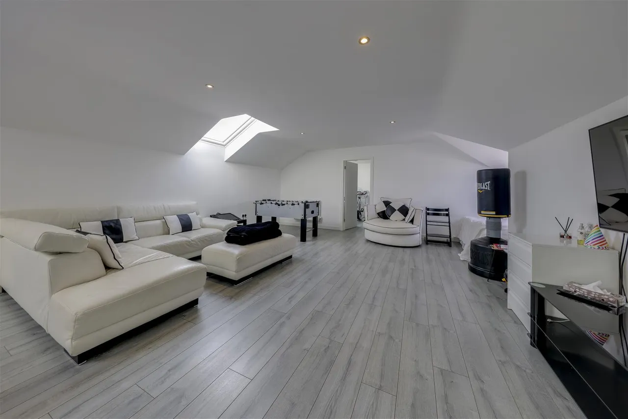 Bed Main House plus 2 Bed Annexe -Total a huge, 300sqft, photo 29