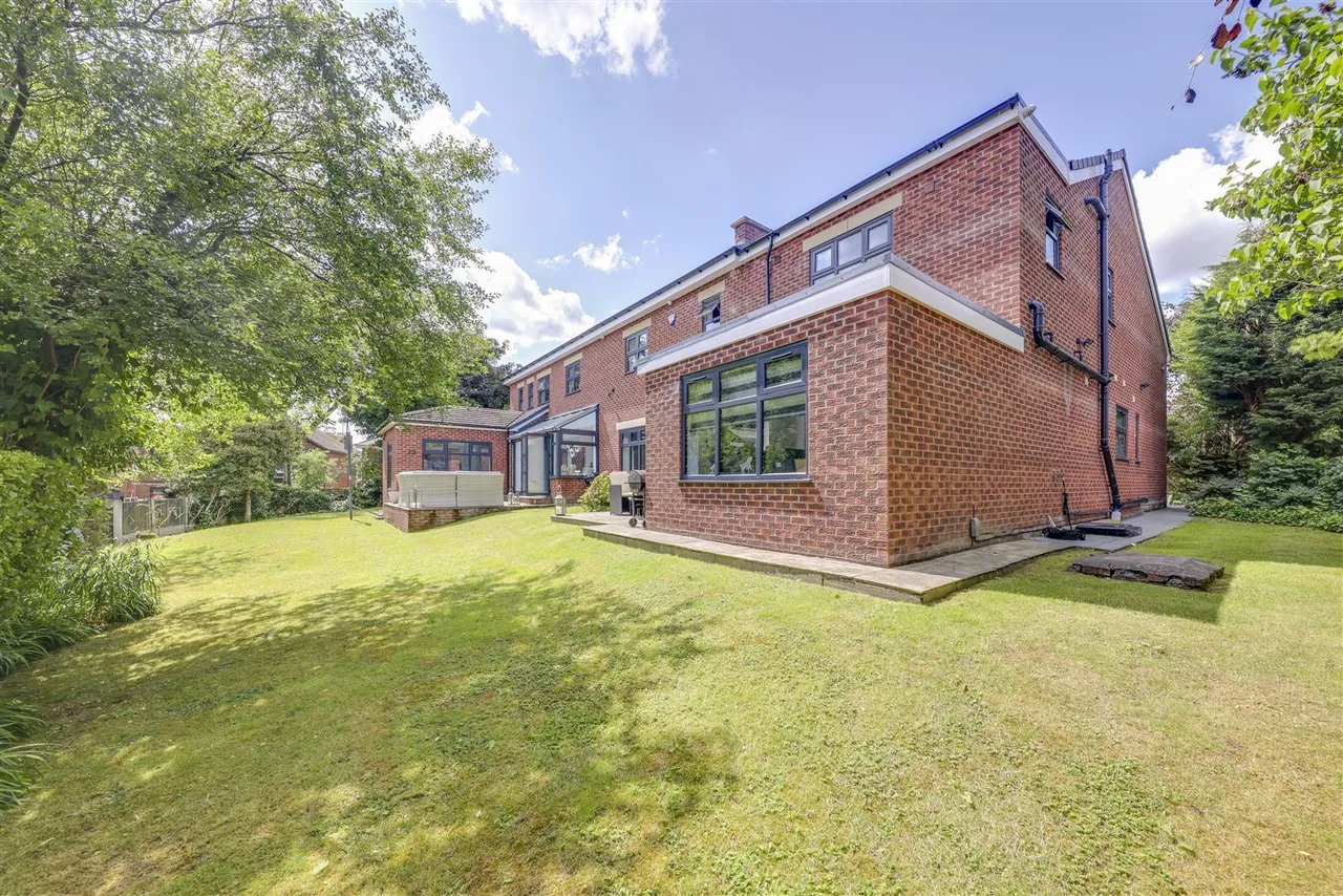 Bed Main House plus 2 Bed Annexe -Total a huge, 300sqft, photo 42