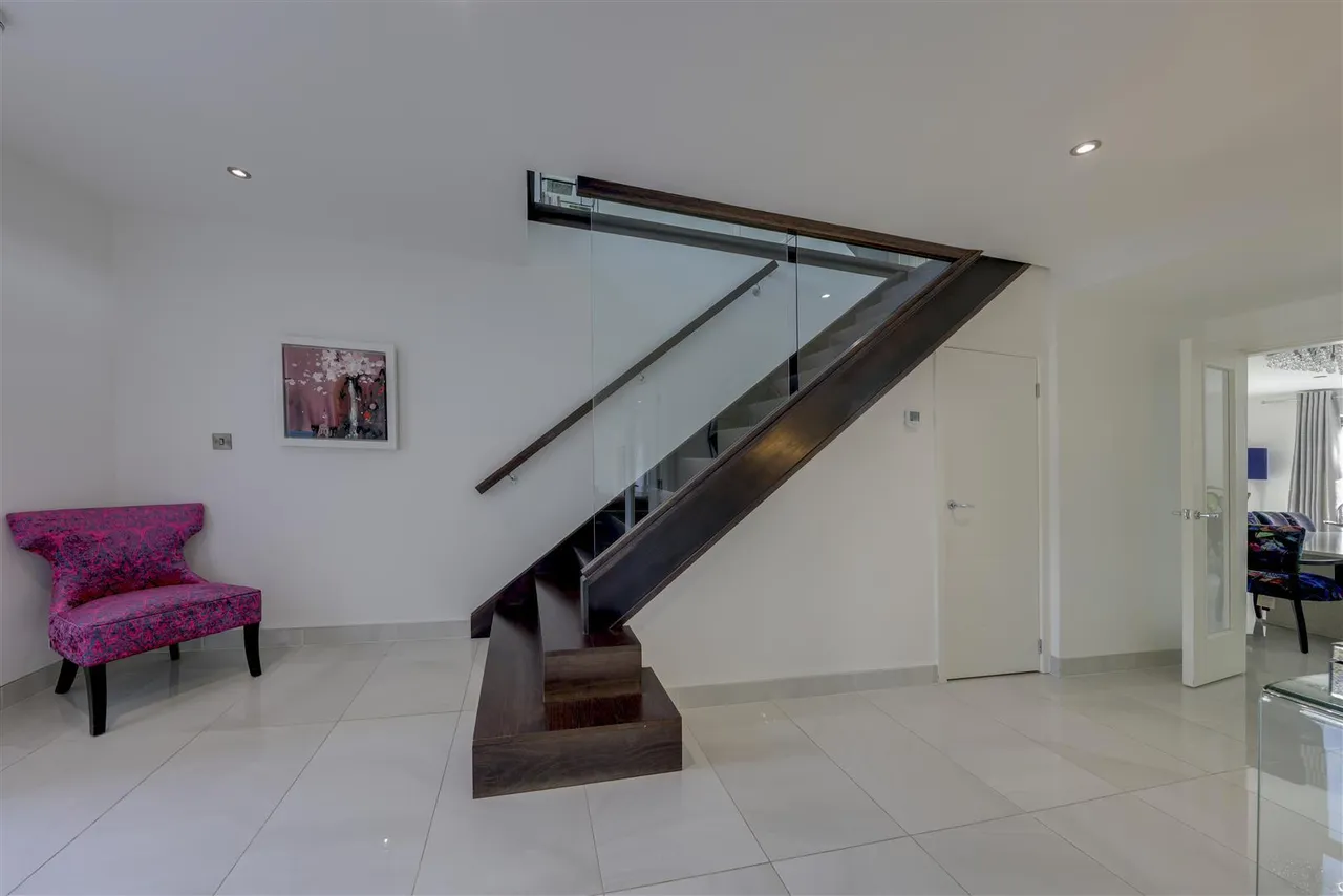 Bed Main House plus 2 Bed Annexe -Total a huge, 300sqft, photo 10