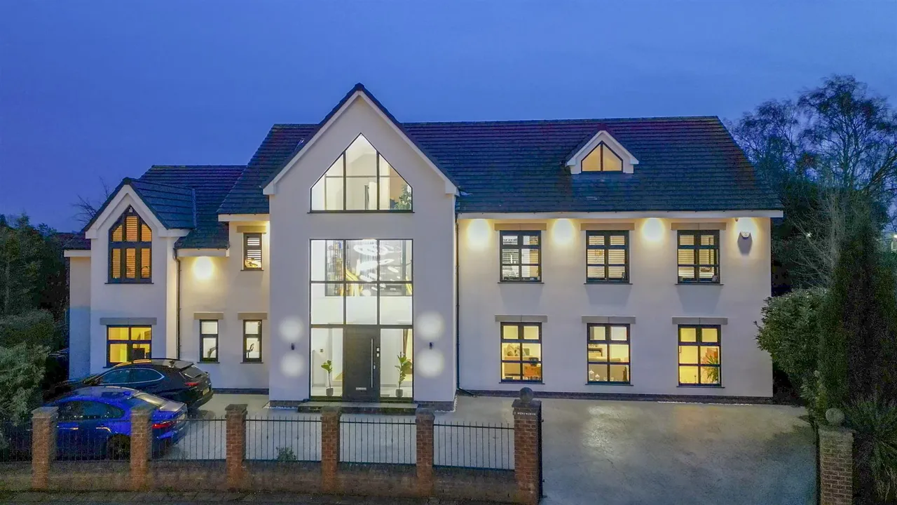 Bed Main House plus 2 Bed Annexe -Total a huge, 300sqft, photo 4