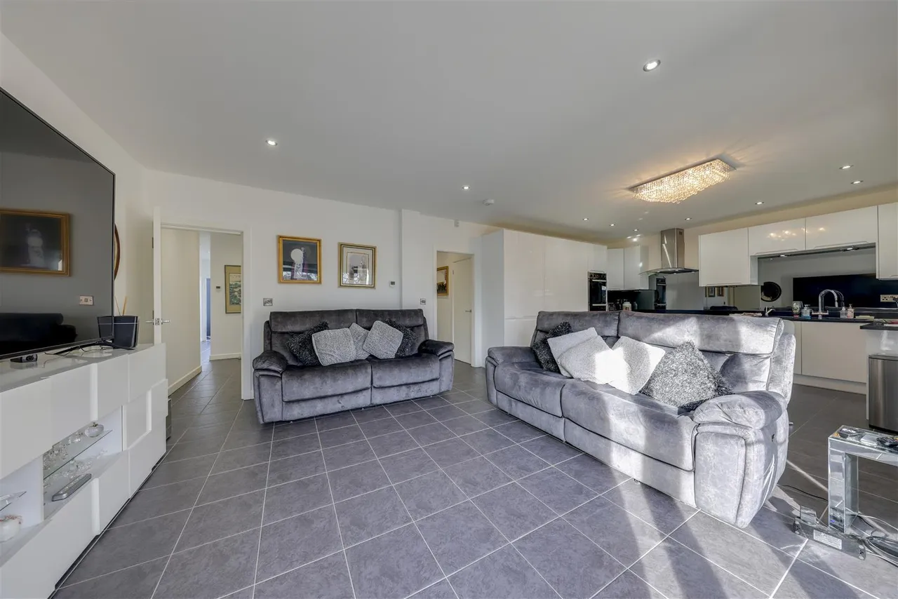 Bed Main House plus 2 Bed Annexe -Total a huge, 300sqft, photo 31