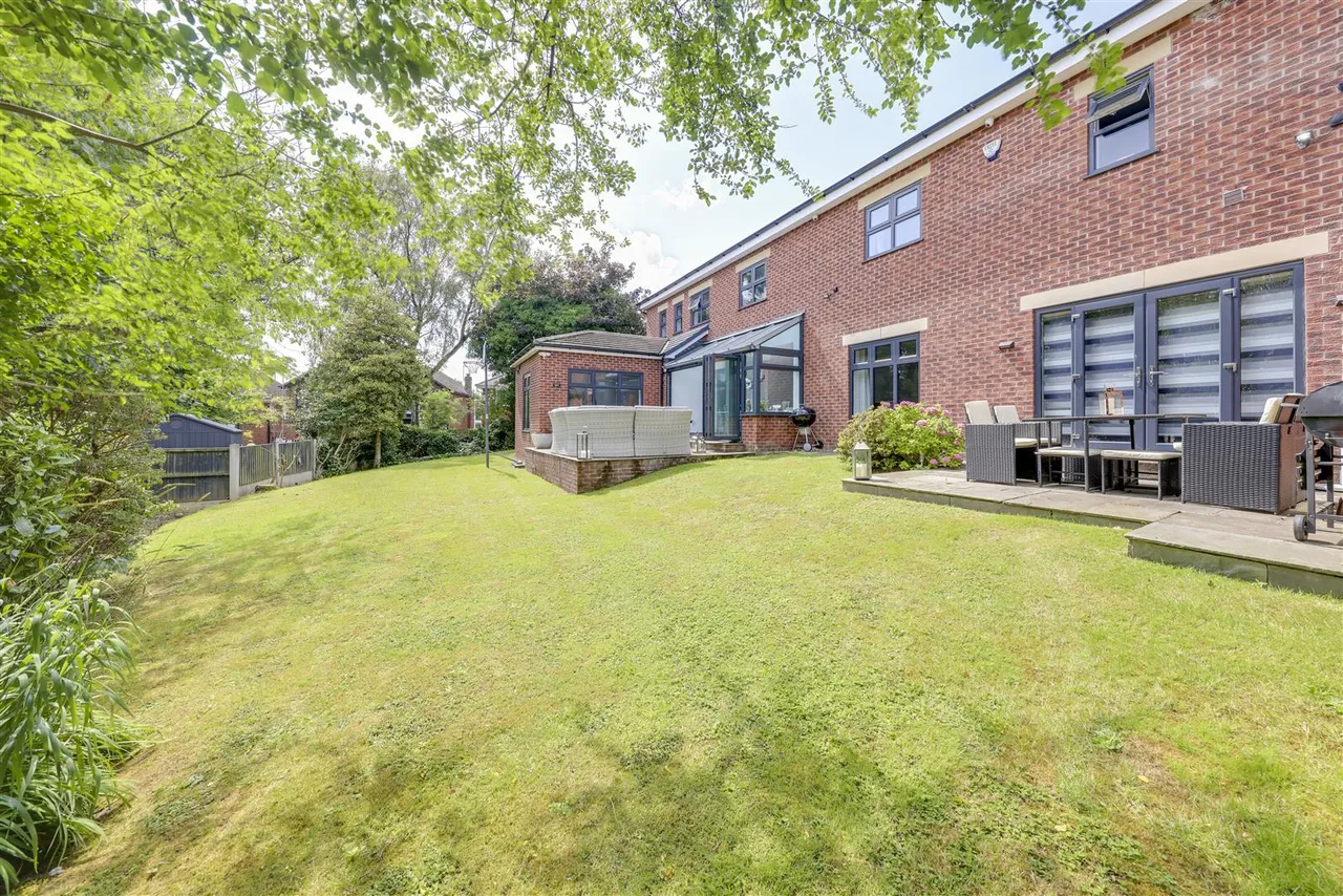 Bed Main House plus 2 Bed Annexe -Total a huge, 300sqft, photo 3
