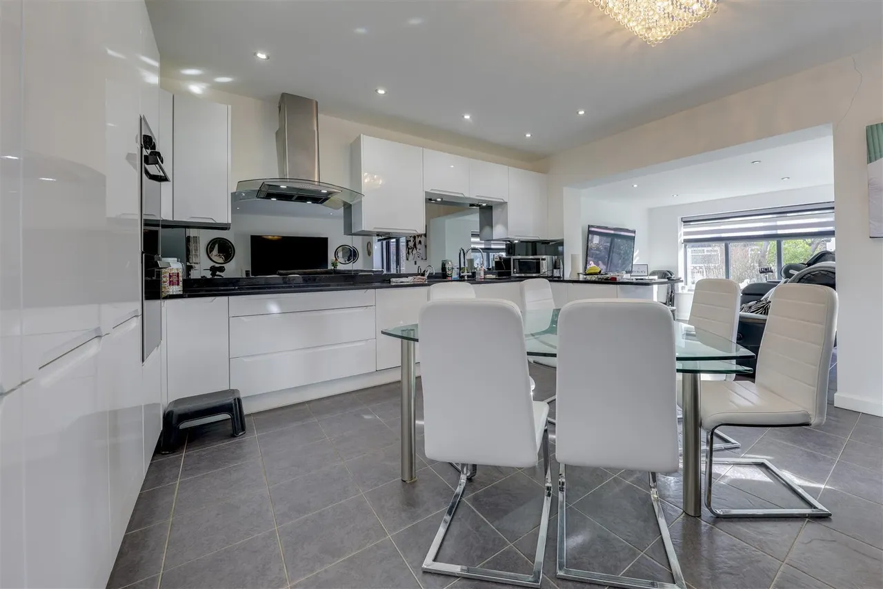 Bed Main House plus 2 Bed Annexe -Total a huge, 300sqft, photo 32