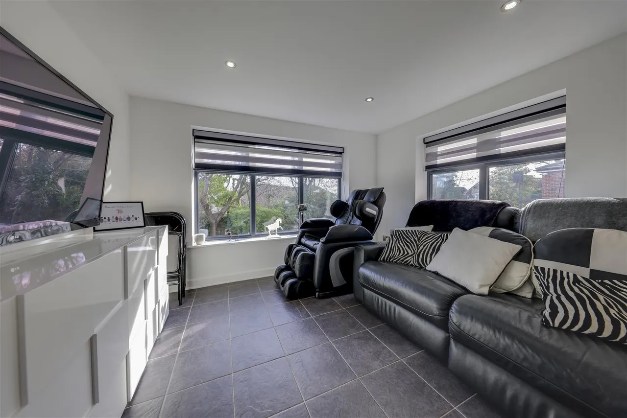 Bed Main House plus 2 Bed Annexe -Total a huge, 300sqft, photo 33