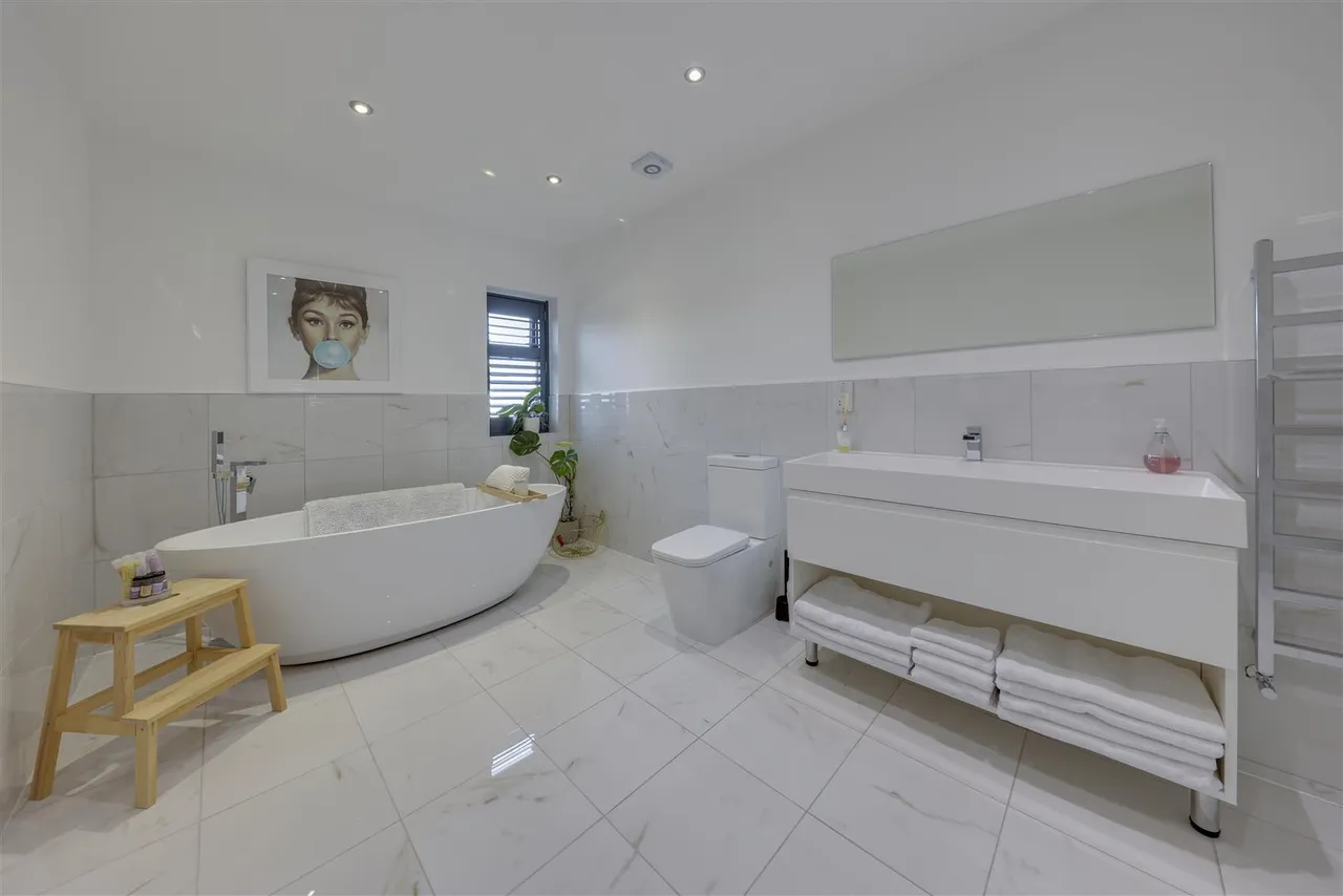 Bed Main House plus 2 Bed Annexe -Total a huge, 300sqft, photo 26