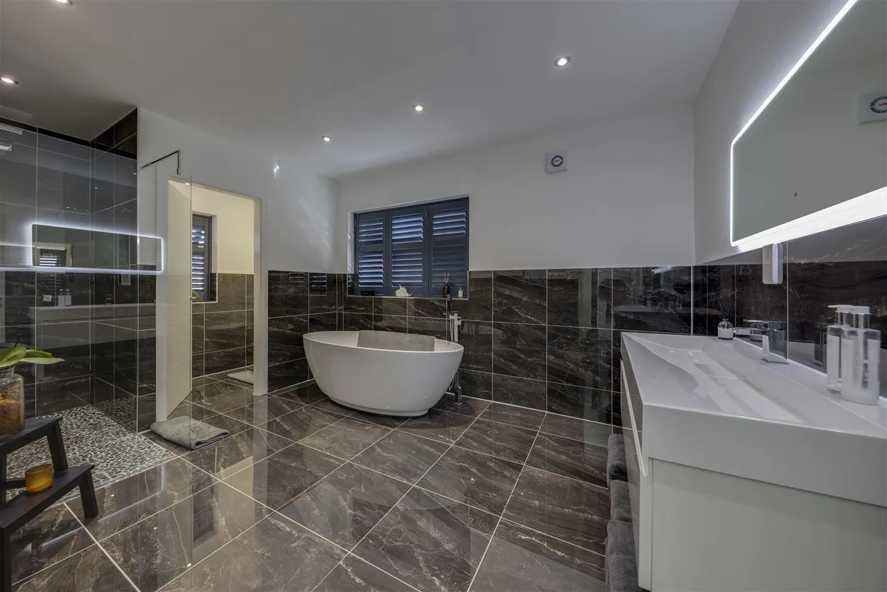 Bed Main House plus 2 Bed Annexe -Total a huge, 300sqft, photo 24