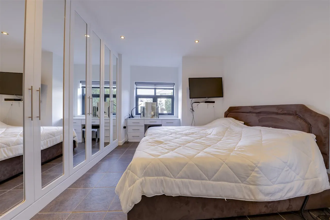 Bed Main House plus 2 Bed Annexe -Total a huge, 300sqft, photo 34