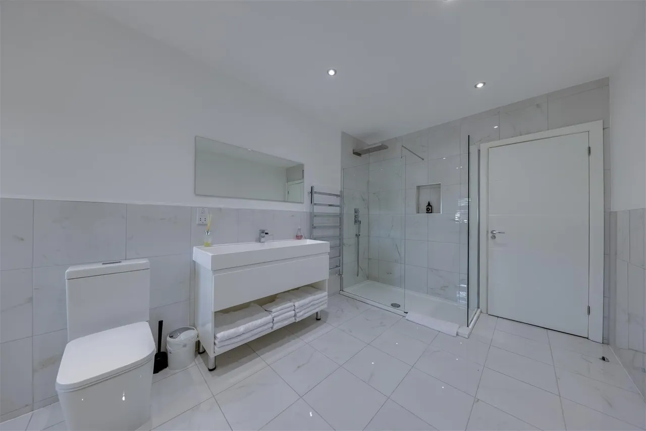 Bed Main House plus 2 Bed Annexe -Total a huge, 300sqft, photo 27