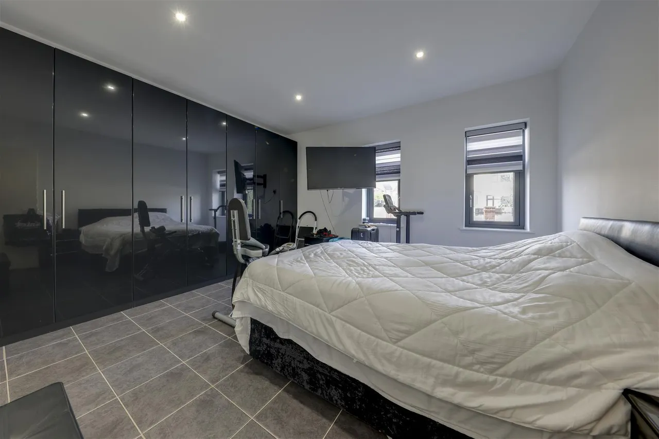 Bed Main House plus 2 Bed Annexe -Total a huge, 300sqft, photo 36