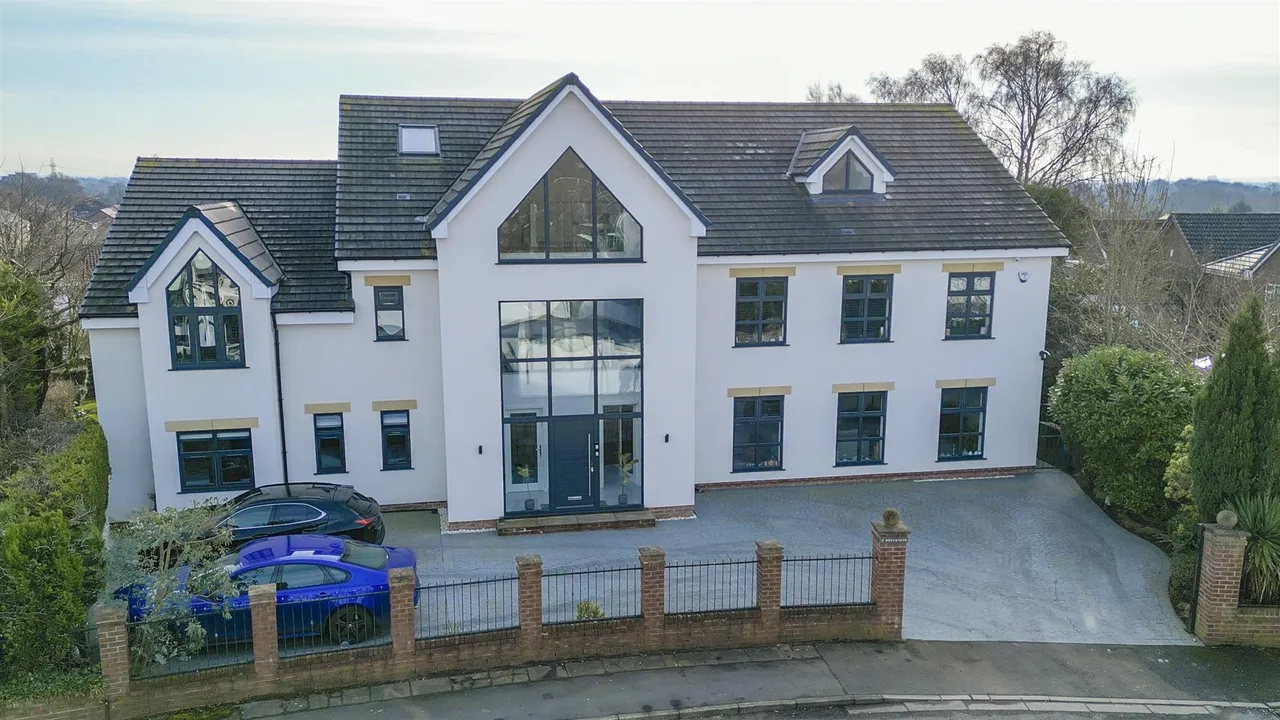 Bed Main House plus 2 Bed Annexe -Total a huge, 300sqft, photo 43