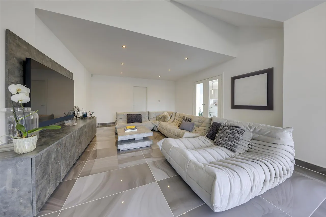 Bed Main House plus 2 Bed Annexe -Total a huge, 300sqft, photo 18