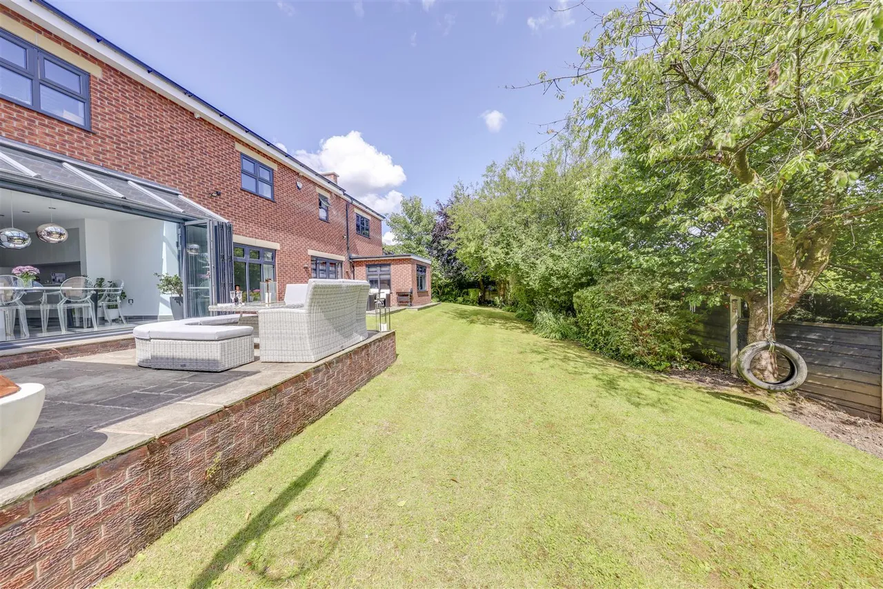 Bed Main House plus 2 Bed Annexe -Total a huge, 300sqft, photo 41