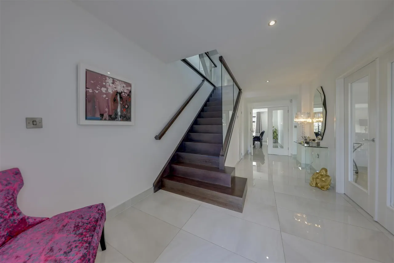 Bed Main House plus 2 Bed Annexe -Total a huge, 300sqft, photo 9