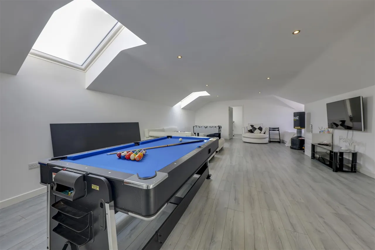 Bed Main House plus 2 Bed Annexe -Total a huge, 300sqft, photo 28