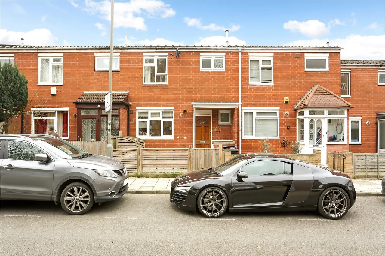 3 bed house for sale — Caistor Road, London, SW12