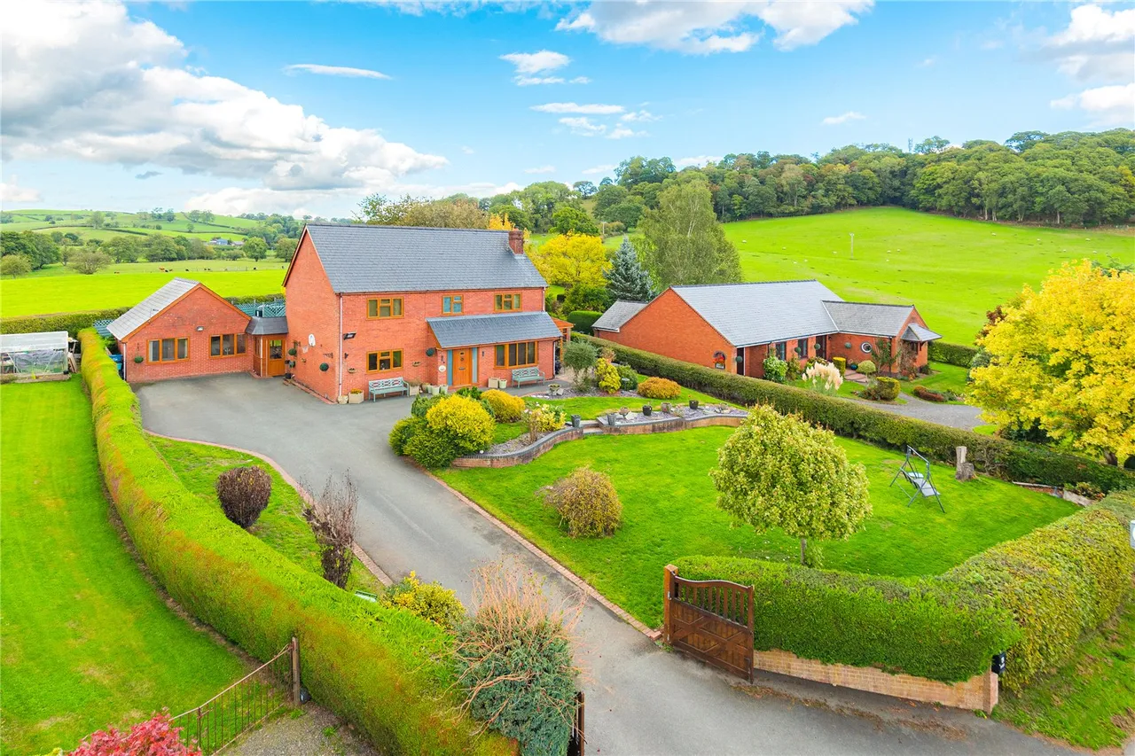 5 bed house for sale, Tregynon, Newtown, SY16