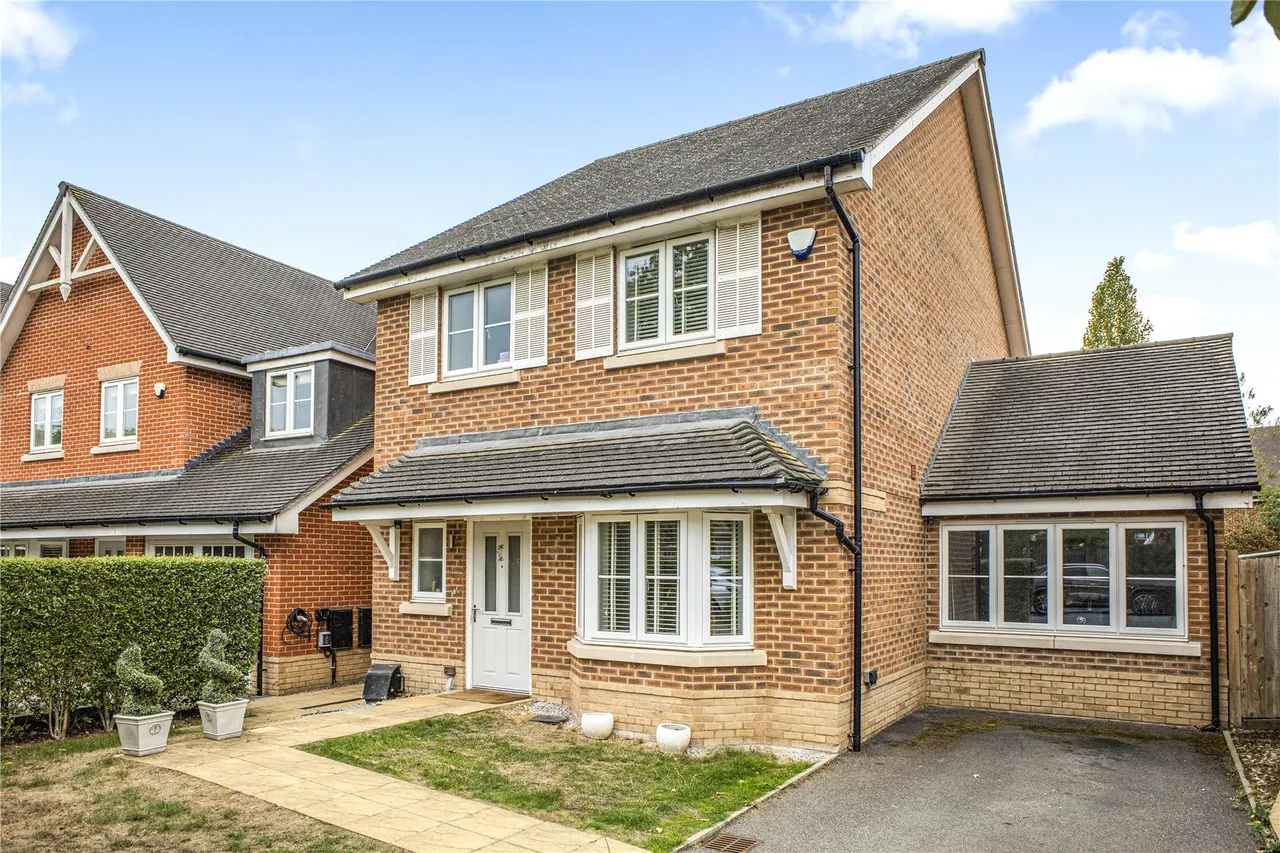3 bed house for sale, Rose Meadow, West End, GU24