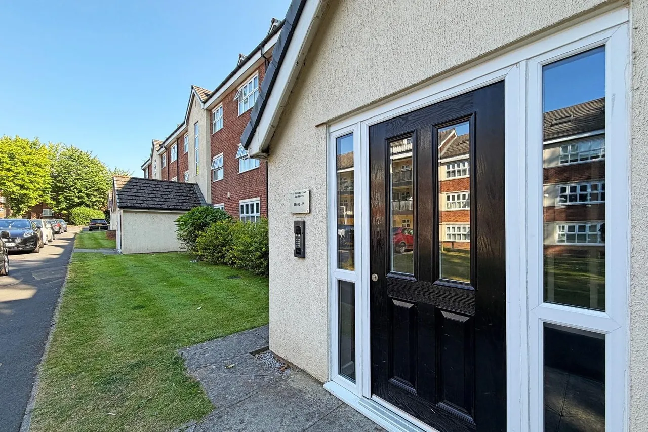 186 Hall Lane, Manchester M23 1NB, photo 15