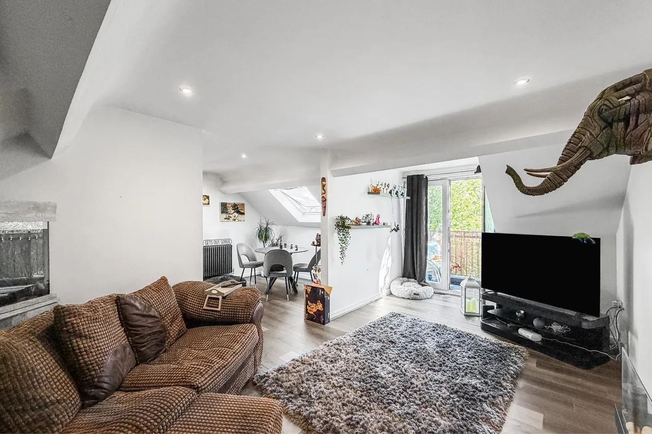 186 Hall Lane, Manchester M23 1NB, photo 2