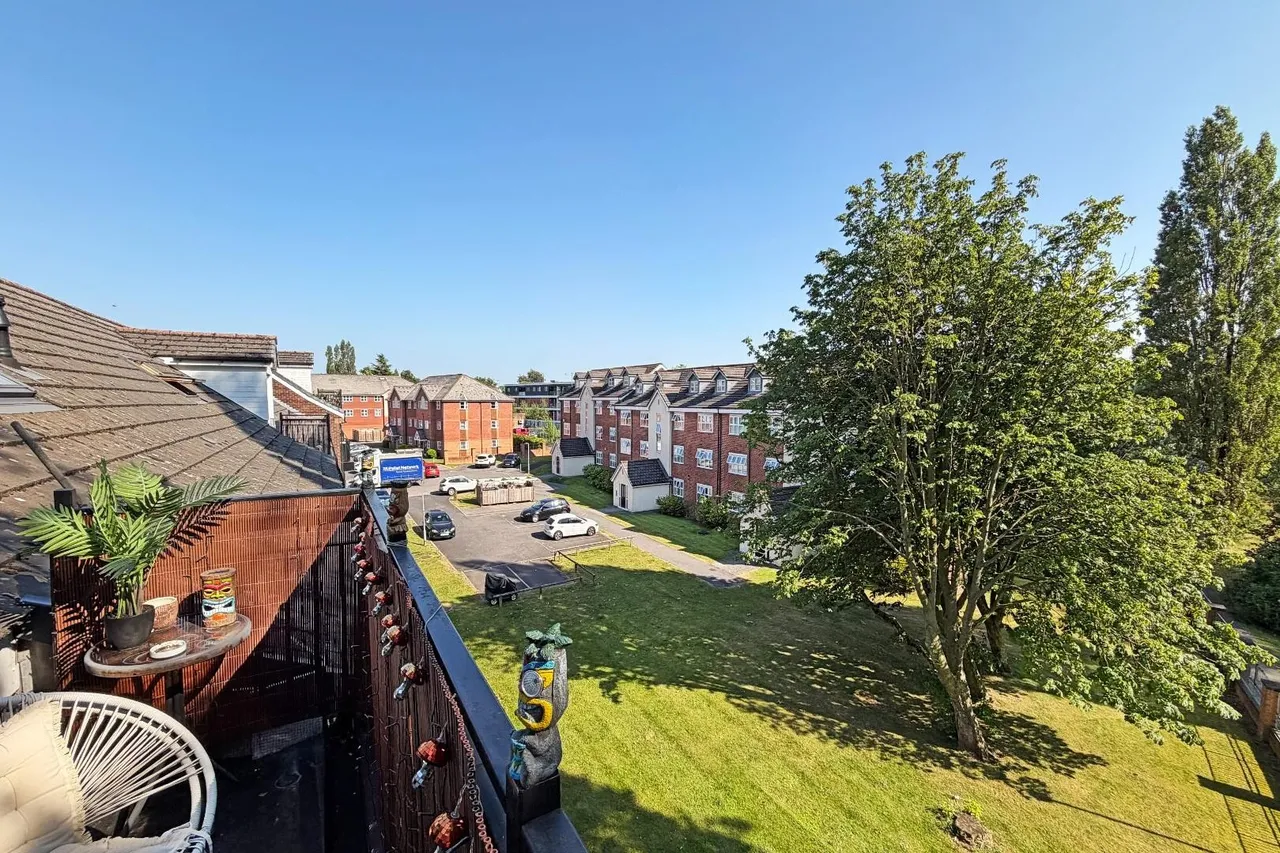 186 Hall Lane, Manchester M23 1NB, photo 17