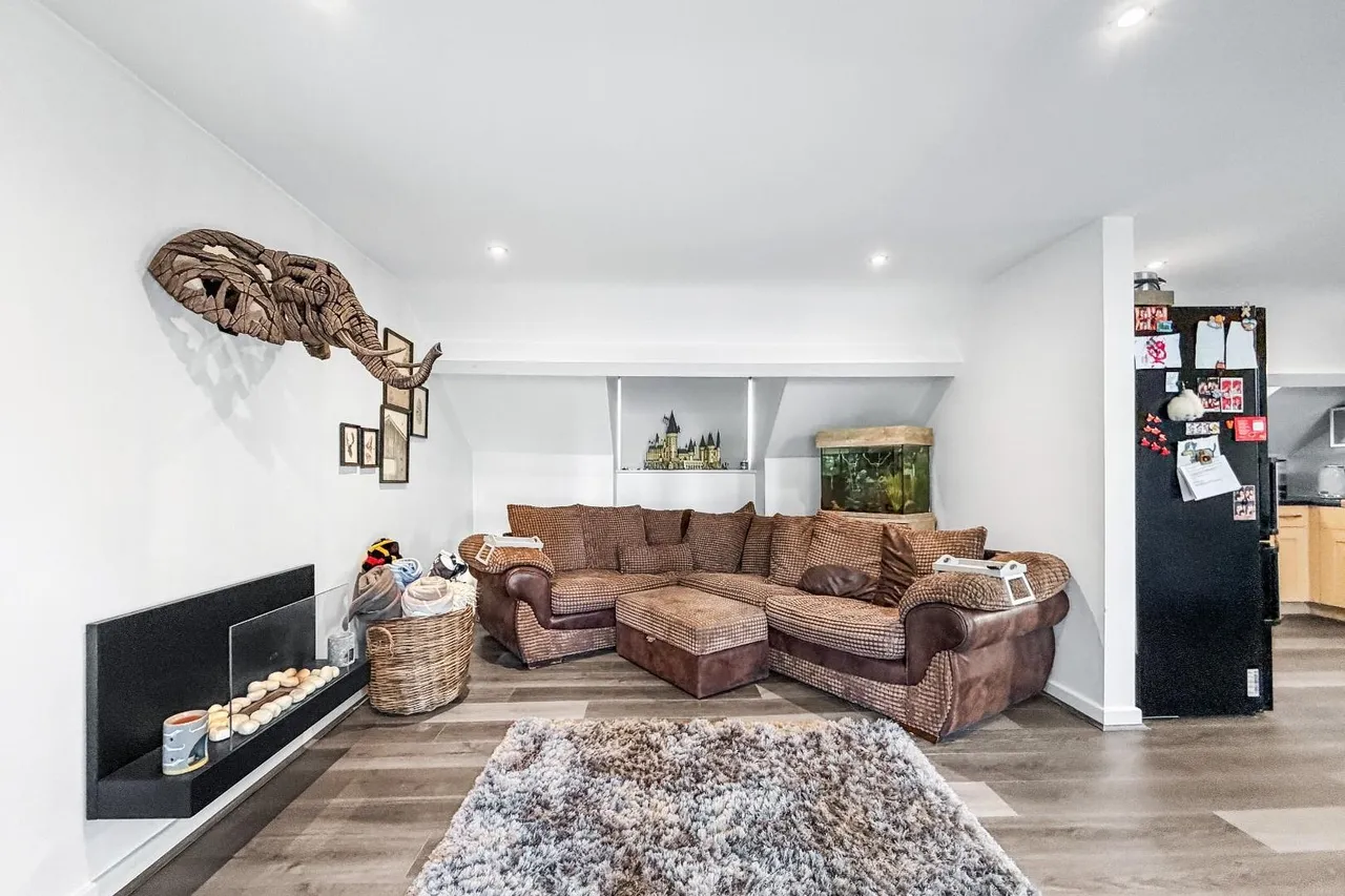 186 Hall Lane, Manchester M23 1NB, photo 4