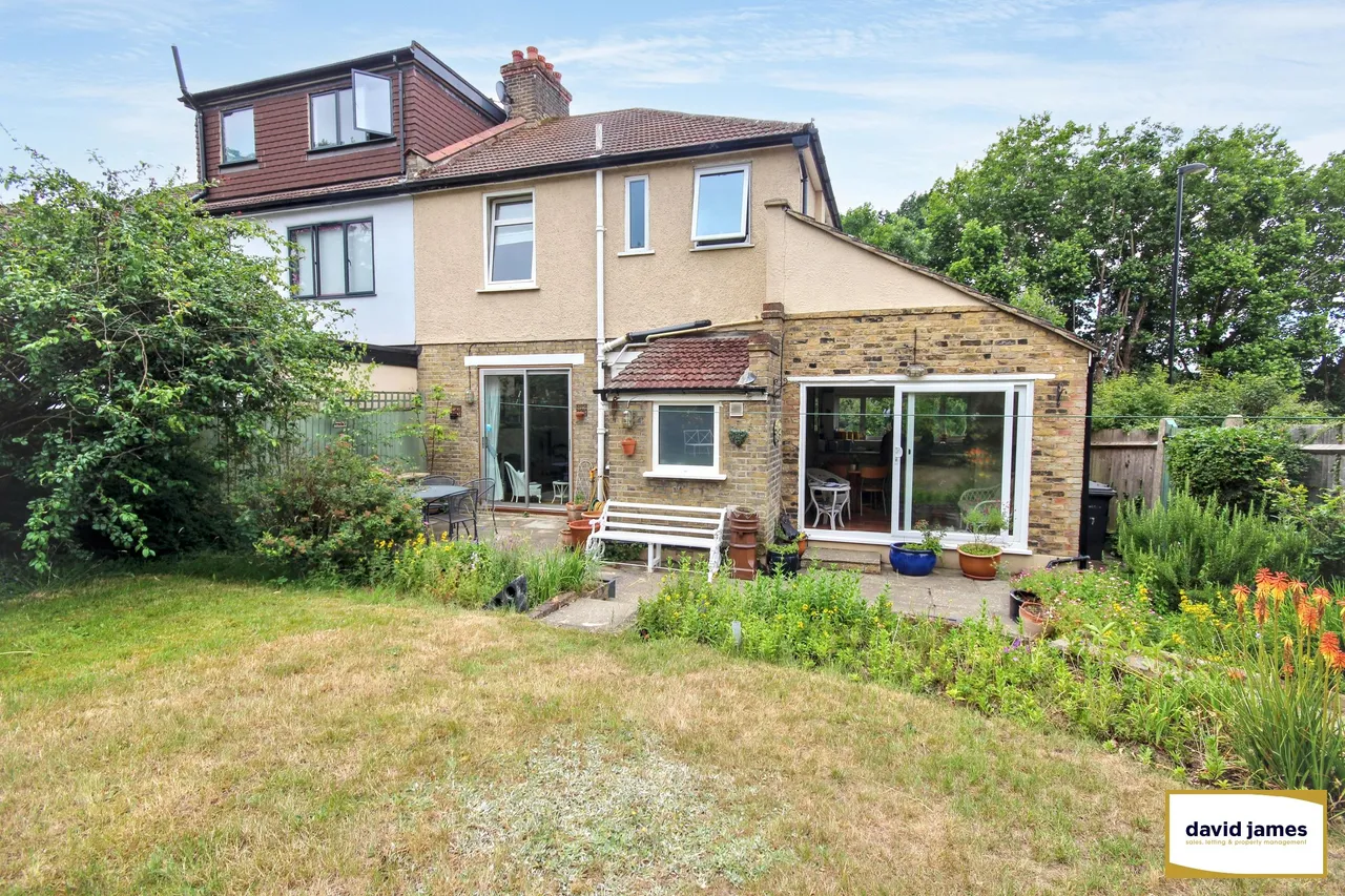 3 bed house for sale — Calmont Road, Bromley