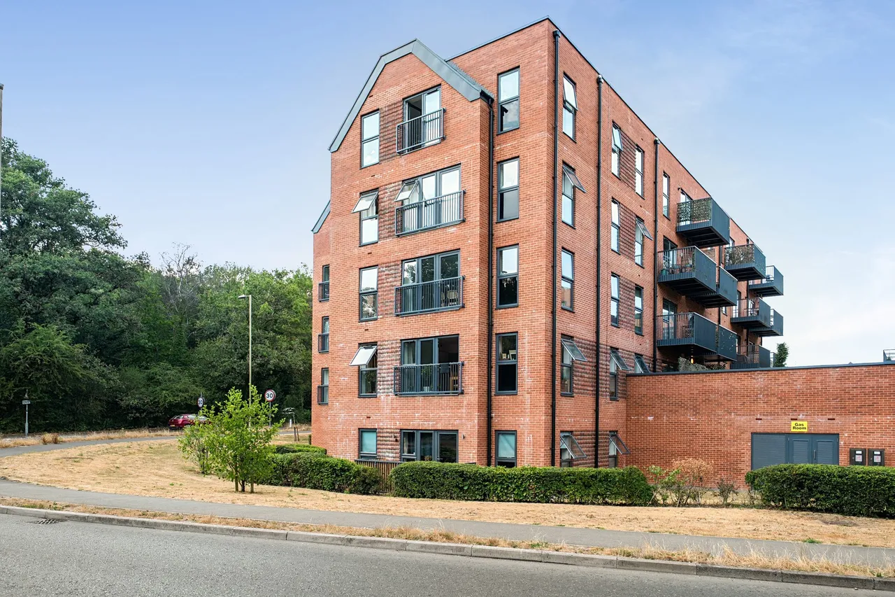 2 bed flat for sale — Beaulieu Place Station Road, Hook, RG27 9QG