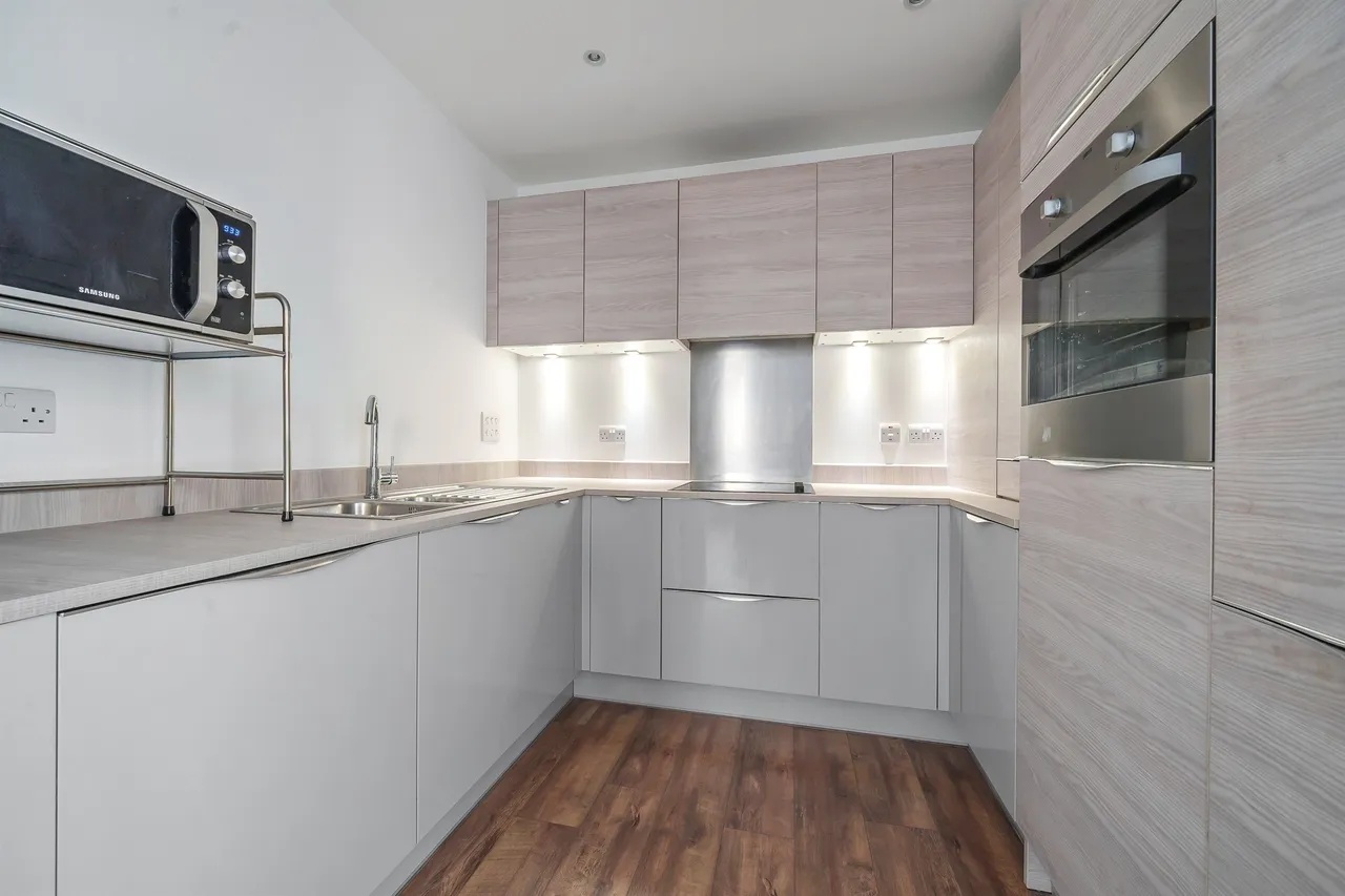 1 bed flat for sale — High Road, London