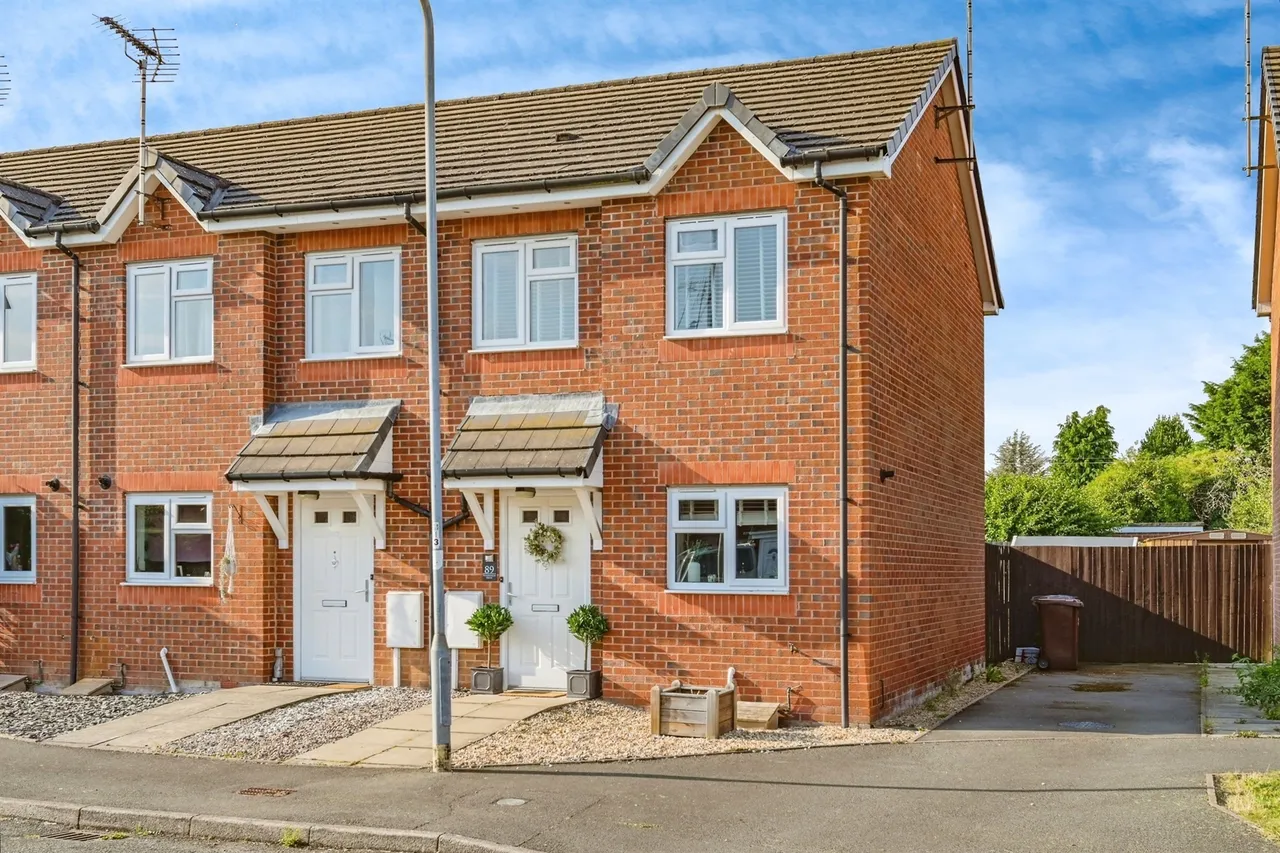 2 bed house to rent, Riversfield Drive, Rocester, ST14