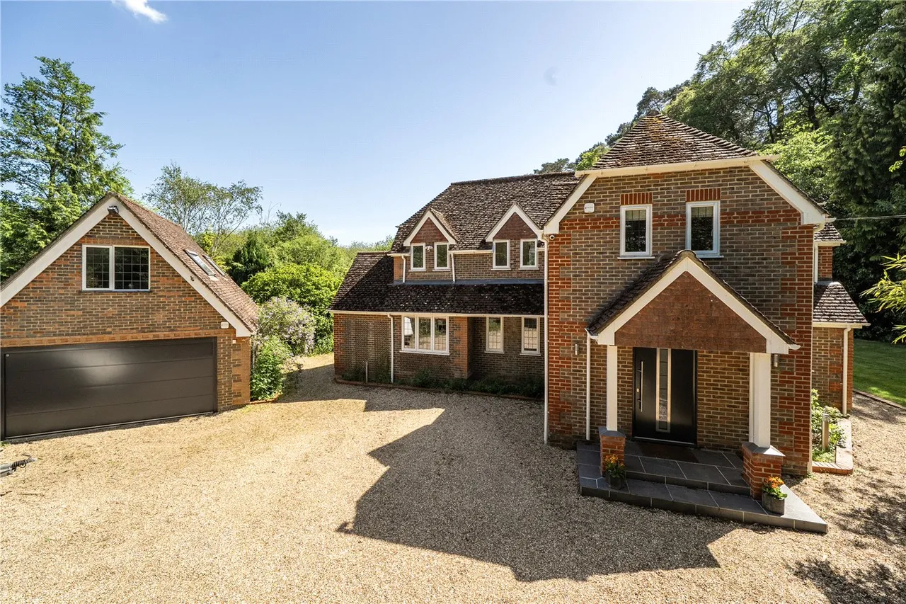 4 bed house for sale — Moor Park Way, Farnham, Surrey, GU9