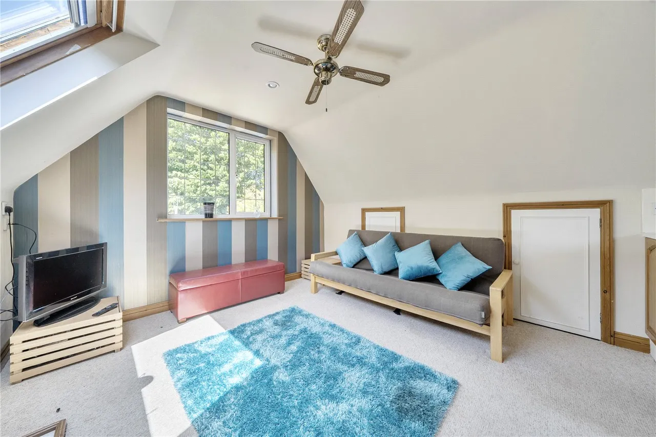 Moor Park Way, Farnham, Surrey, GU9, photo 3