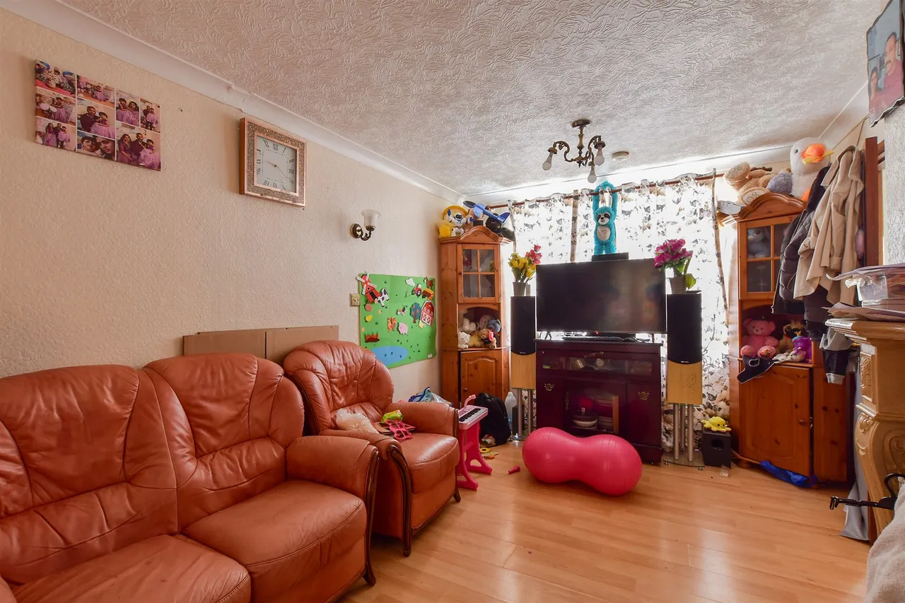Shaws Road, Northgate, RH10, photo 5