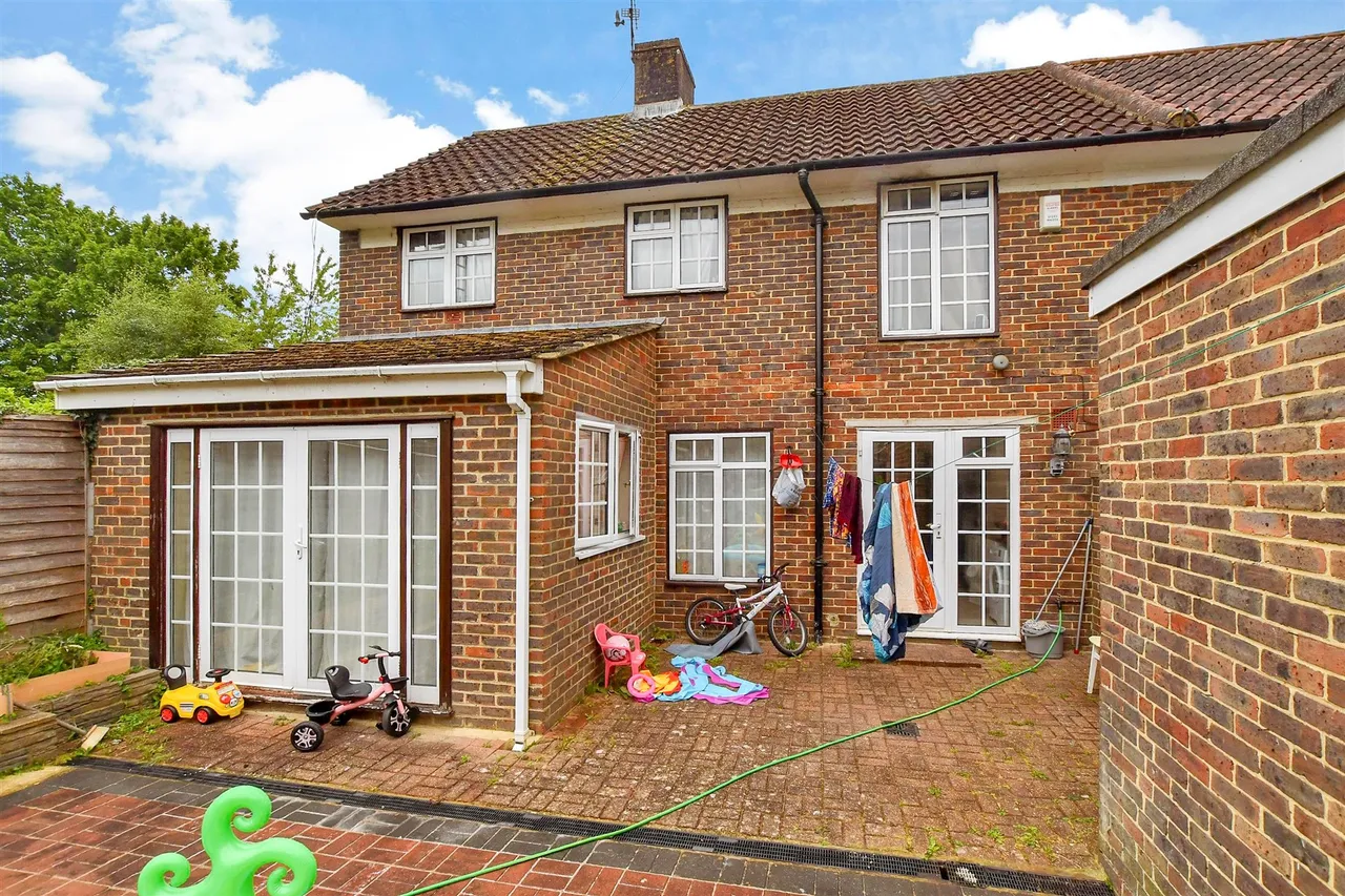 Shaws Road, Northgate, RH10, photo 2