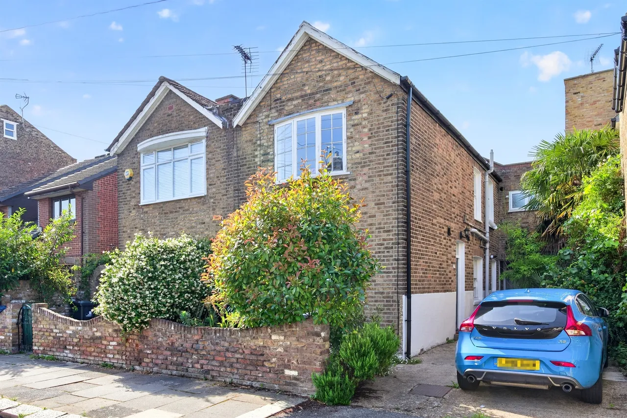2 bed house for sale — Rothschild Road, London