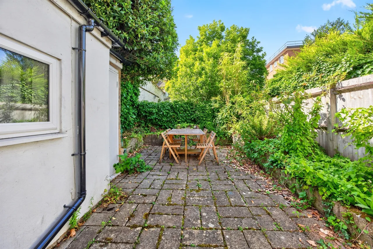 Rothschild Road, London, photo 4