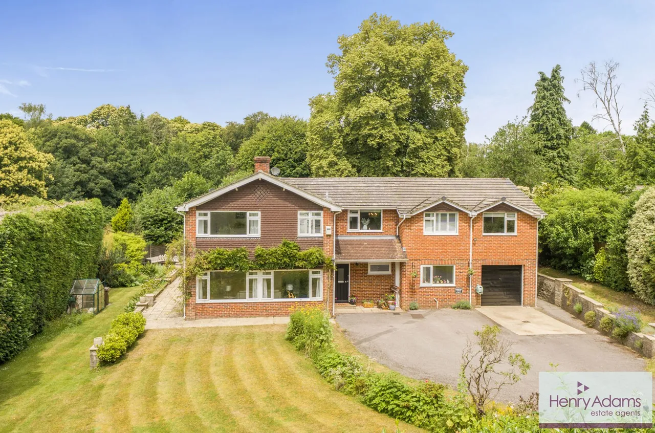 5 bed property for sale, Hill Brow, Liss, GU33