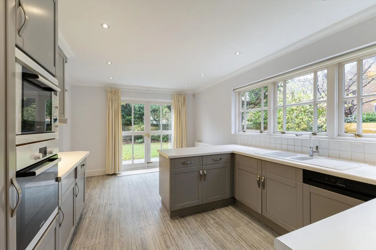 Lime Tree Walk, Virginia Park, GU25, photo 2