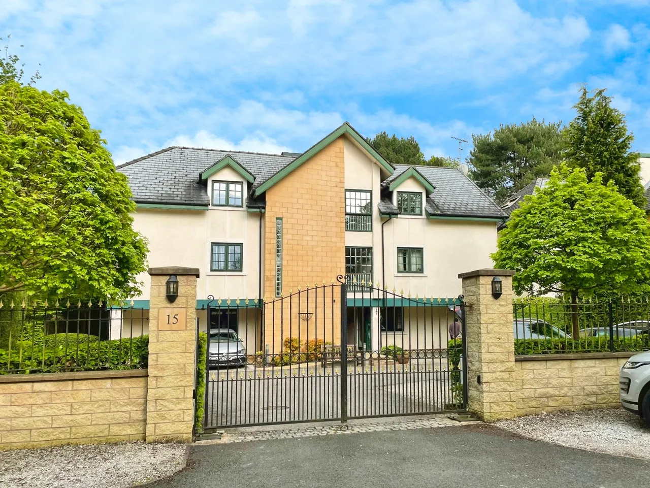 2 bed flat to rent, Heath Road, Hale, WA14