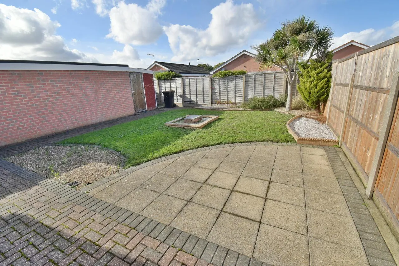 Canterbury Close, BH22, photo 2