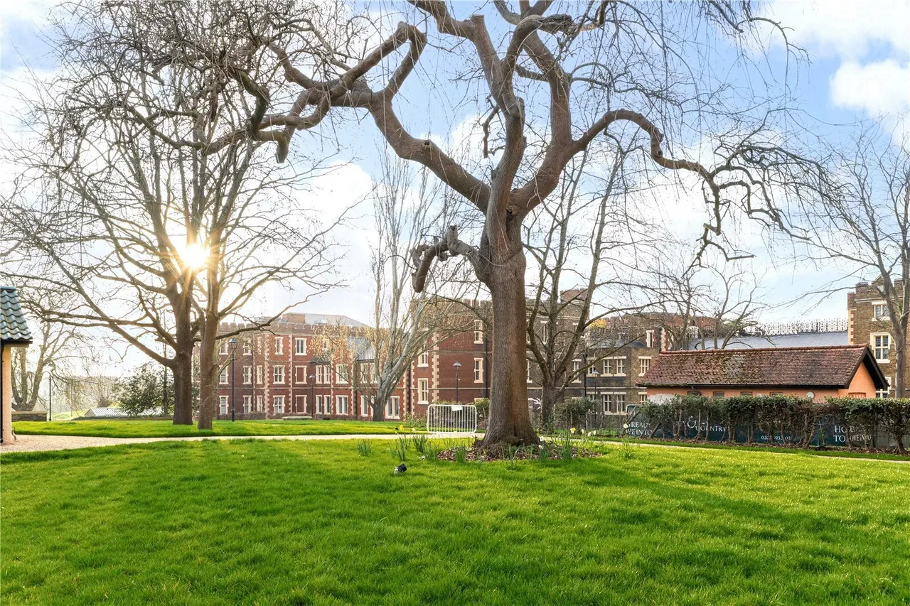 St. George's Gardens, London, SW17, photo 12